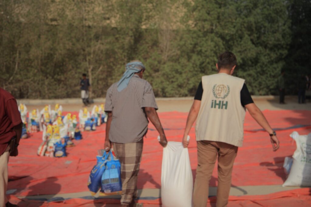 بتمويل İHH .. مؤسسة البادية تنفذ مشروع السلة الغذائية بمديرية القطن بحضرموت .