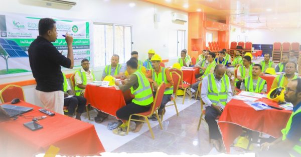 متدربو برنامج الطاقة الشمسية يواصلون دراسة محاورهم التدريبية المكثفة